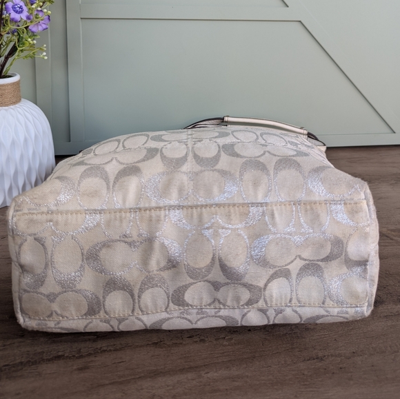 Coach Penelope Signature Lunch Tote, typically identified by - Picture 9 of 14